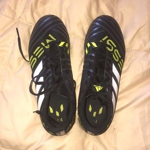 Indoor soccer shoes
